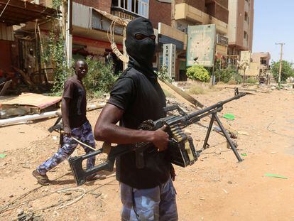 Un miembro encapuchado de las fuerzas armadas sudanesas sostiene su arma en la ciudad sudanesa de Omdurman, el 9 de marzo de 2024.