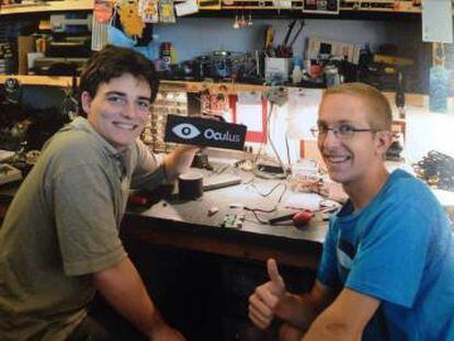 Palmer Luckey, a la izquierda, en los primeros tiempos de Oculus.