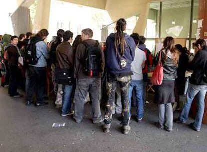 Un grupo de estudiantes <i>anti-Bolonia</i> causaron destrozos en la puerta del rectorado de la Universidad Autónoma, en Bellaterra.