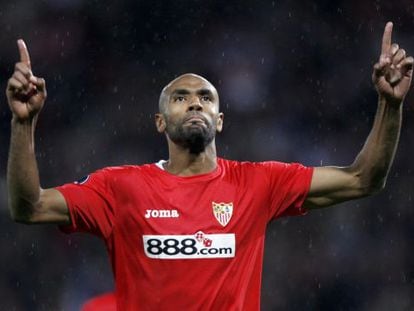 Kanouté celebra su gol en la tanda de penaltis en la final de la Copa de la UEFA 2006-2007, ante el Espanyol