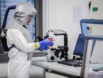 Un técnico de laboratorio manipula una vacuna en los laboratorios Valneva en Viena (Austria).