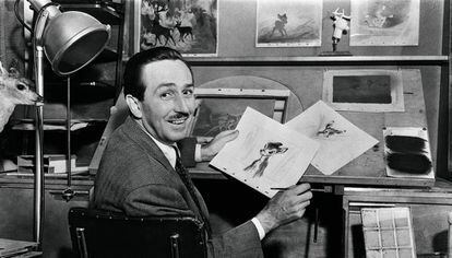 Walt Disney con unos bocetos durante la preparación de Bambi.