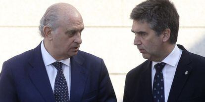 Jorge Fernández Díaz conversa con Ignacio Cosidó, la pasada semana.