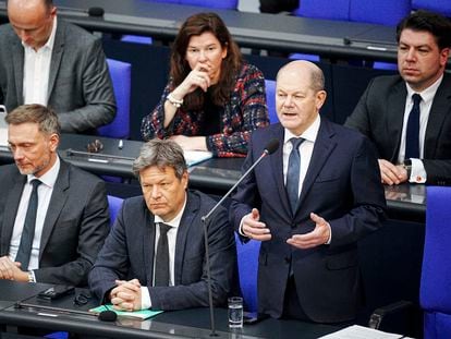 El canciller alemán, Olaf Scholz, se dirige puesto en pie a los miembros del Bundestag, el 29 de marzo en Berlín.