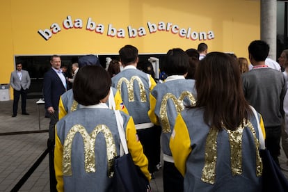 Representantes de Filipinas acceden al recinto esta mañana.