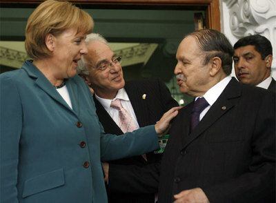 La canciller alemana, Angela Merkel, con el presidente de Argelia, Abdelaziz Buteflika, en Argel.