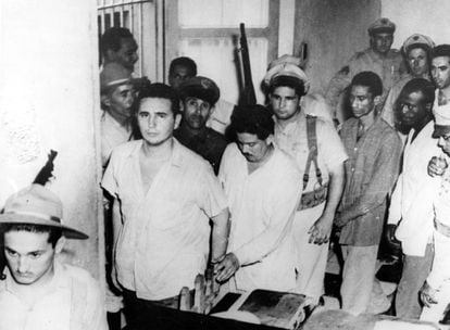 Un jovencísimo Fidel Castro mira a la cámara, detenido con otros participantes en el asalto al cuartel Moncada, en 1953.