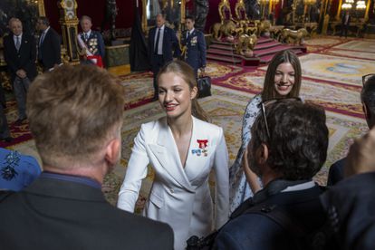 La princesa Leonor, junto a la infanta Sofía  saludan a los fotógrafos y cámaras en el Salón del Trono del Palacio Real, durante el saludo a los invitados al almuerzo. 