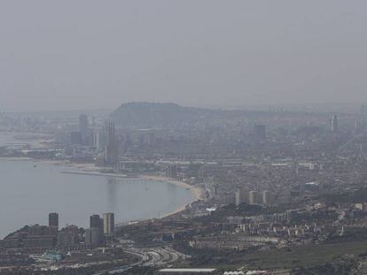 Barcelona y Badalona, cubiertas de contaminación, ayer martes.