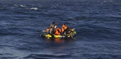 Un grupo de inmigrantes a bordo de una balsa hinchable, el 11 de agosto