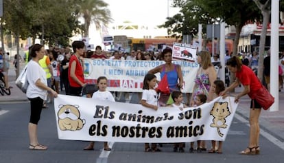 Decenas de vecinos protestan contra las corridas de toros en Gandia.