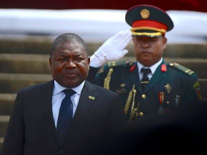 El presidente de Mozambique, Filipe Nyusi, es saludado cuando presta juramento para un segundo mandato en Maputo, Mozambique, el 15 de enero de 2020.