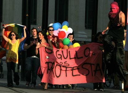 Participantes en el Orgullo Gay de Sevilla con una pancarta en la que se lee 
