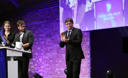 El 'expresident' Carles Pugidemont, a la derecha, este lunes en la gala de la fundación Cinema for Peace (Cine por la paz) en Berlín. 