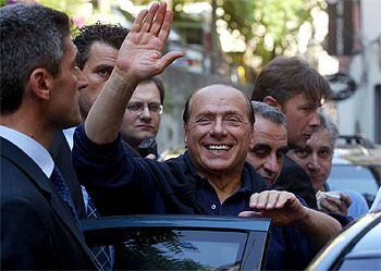 Berlusconi saluda a sus simpatizantes durante una visita a Positano, en la costa amalfitana.