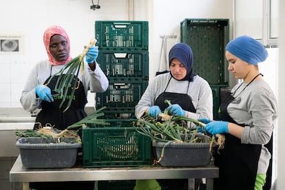 Kadidiatou Ba, Halima Eddooukkali and Carmen Agramunt, workers at the Es im-perfect workshop.