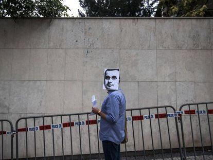 Un hombre lleva una máscara del cineasta Oleg Sentsov, encarcelado en Rusia, para pedir su libertad.