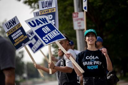 Miembros del sindicato UAW (United Auto Workers) a la entrada de la planta de General Motors en Rancho Cucamonga, California.