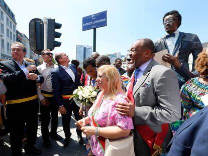 El alcalde inaugura la plaza con el nombre de Lumumba en Bruselas, el sábado 30 de junio.