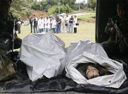 Dos soldados del Ejército colombiano custodian el cadáver de Iván Ríos, miembro del secretariado de las FARC.