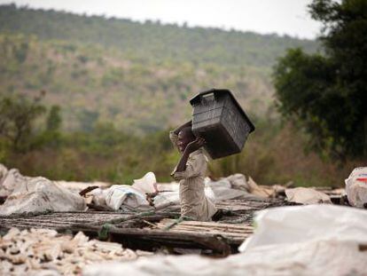 Un hombre en una aldea cercana a Kinshasa.