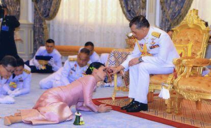 La general Suthida Vajiralongkorn hace una reverencia al rey Maha Vajiralongkorn, coronado hoy en Tailandia.