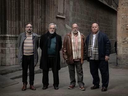 Lluís Boiria, Lluís Grau, Leopoldo Lluch y Xavier Torrentò, que acusan de abusos al sacerdote José Vendrell, el martes en las inmediaciones de la catedral de Barcelona.