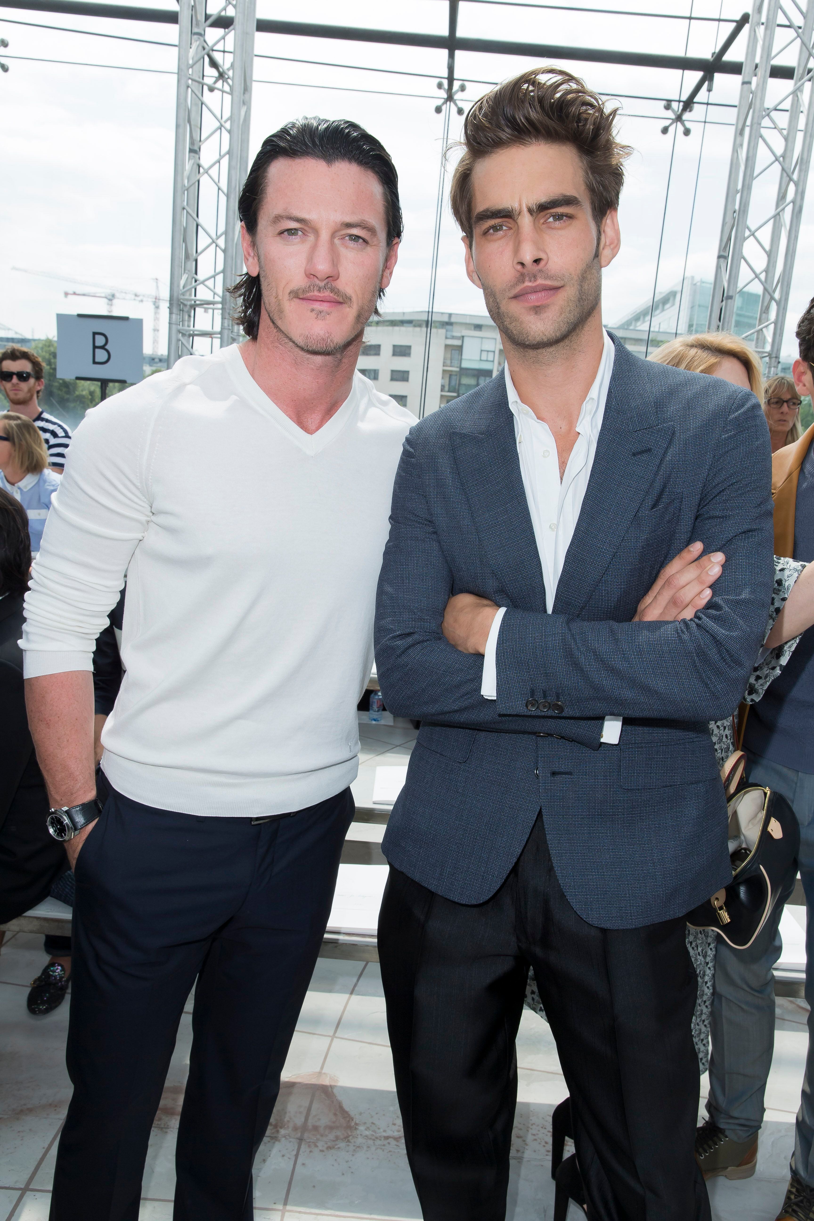 Luke Evans y Jon Kortajarena en 2014, en la Semana de la Moda de París.