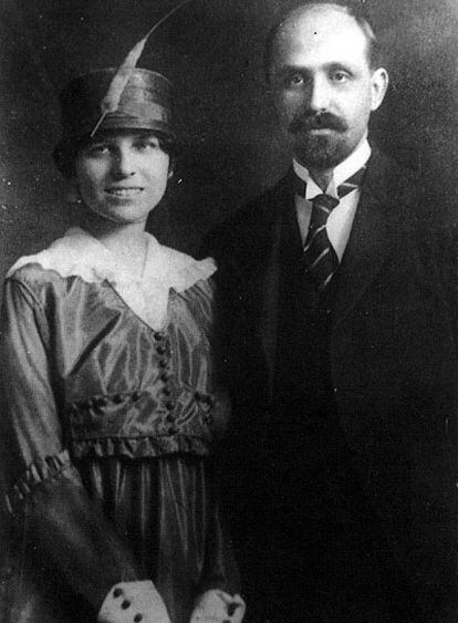 Retrato de Zenobia Camprubí junto a Juan Ramón Jiménez, que celebran su boda en la Iglesia de St. Stephen