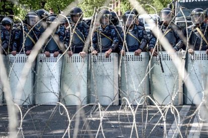 Fuerzas especiales armenias bloquean una calle durante una manifestación contra el gobierno en Yerevan (Armenia).