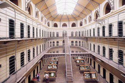 Joseph Mary Plunkett, poeta, periodista y líder de la rebelión irlandesa de 1916, se casó con Grace Gifford en la capilla de Kilmainham Gaol horas antes de morir en el patio delante de un pelotón de fusilamiento. Visitar esta prisión levantada en 1796 en Inchicore, suburbio de Dublín, es evocar las rebeliones de independencia de Irlanda de 1798, 1803, 1848, 1867 y 1916. Los cabecillas terminaron en sus celdas o ejecutados tras sus muros. Kilmainham Gaol cerró en 1924 y abrió como museo (kilmainhamgaolmuseum.ie), tras ser remodelada, en la década de los setenta. Películas como 'En el nombre del padre' (1993) o 'Michael Collins' (1996) fueron filmadas aquí.