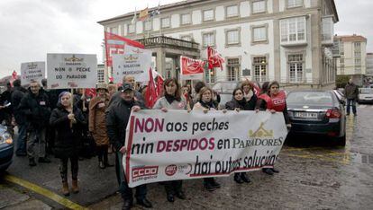 Trabajadores del Parador de Turismo de Ferrol en una manifestación.