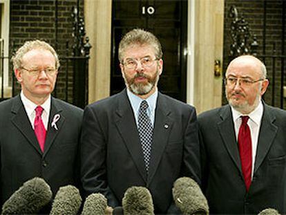 Adams, entre Martin McGuinness y Caoimghin O&#39;Caolain, ante el número 10 de Downing Street.