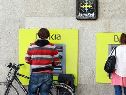 Cajeros autom&aacute;ticos de Bankia en una calle de Madrid.
