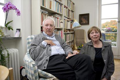 Tomas Tranströmer y su esposa, Mónica, ayer en su casa de Estocolmo tras recibir la noticia del galardón.