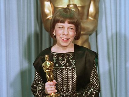 La actriz Linda Hunt posa con el Oscar que ganó en 1983 por 'El año que vivimos peligrosamente', en la que interpretaba a un hombre oriental.