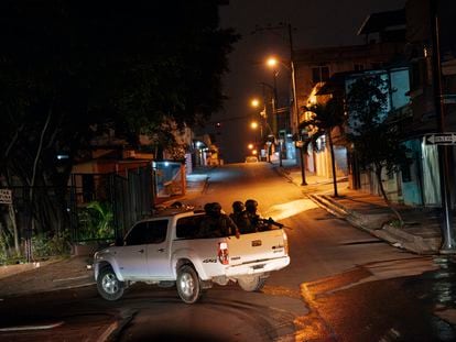 Un grupo de soldados y policías recorre el barrio Flor de Bastión, en el norte de Guayaquil, para asegurarse el cumplimiento del toque de queda.