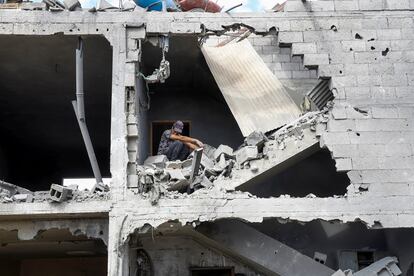 Un hombre permanece sentado en una casa destruida por un bombardeo en Jan Yunis, este lunes.