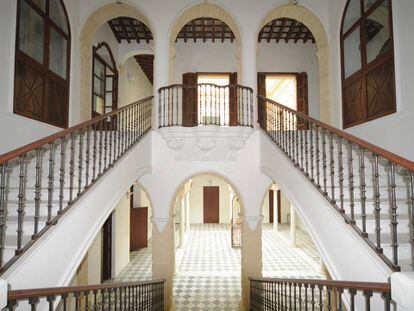Escalera central de estilo imperial del palacio de los Purullena. | 