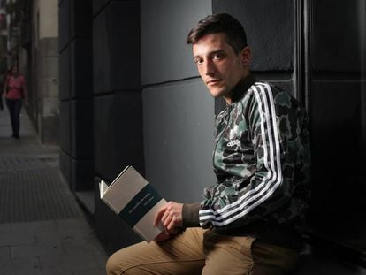 Joshua Alonso, con el libro de su madre, Sesé Mateo, el pasado viernes en Madrid.