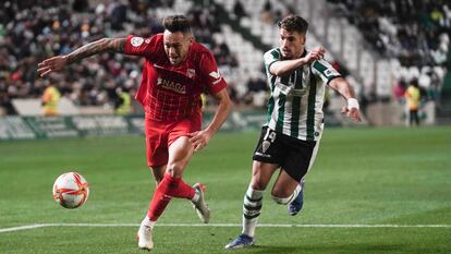 Ocampos (i), del Sevilla, y Alonso, del Córdoba, durante el partido de primera ronda de la Copa del Rey disputado este miércoles en el estadio de El Arcálgel de la capital cordobesa. EFE/Rafa Alcaide