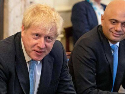 Boris Johnson, a la izquierda, junto a Sajid Javid, ministro de Economía del Reino Unido hasta el pasado jueves, durante una reunión en julio de 2019, en Londres. 