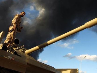 Un soldado del Ej&eacute;rcito libio, en diciembre en Bengasi. 