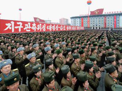 Soldados norcoreanos celebran el lanzamiento de un cohete.