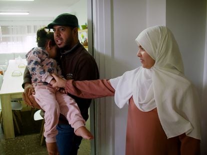 Khalifa sotiene en brazos a su hija Khalija, a quien trajo a España en patera desde Argelia para curar su enfermedad. La menor ha muerto este 8 de noviembre de 2023 en Sevilla, a los seis años.