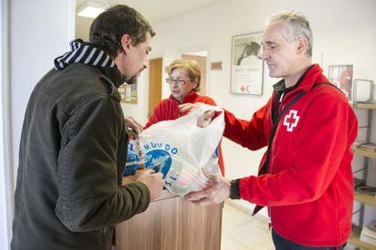 Juan Ram&oacute;n Lugo recoge alimentos en la Cruz Roja del Masnou. 