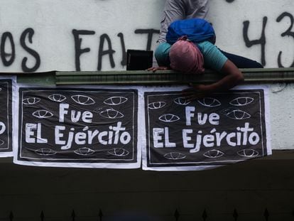 Normalistas protestaron a las afueras del campo militar No. 1 por la desaparición de los 43 estudiantes de Ayotzinapa, en 2023.