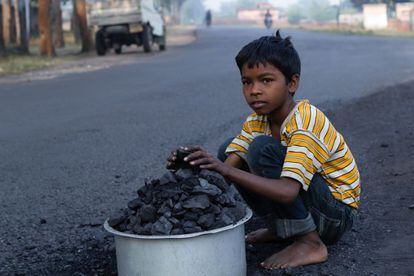 La llamada 'maldición de los recursos' condena a las comunidades locales a arriesgar sus propiedades y su salud en favor del interés nacional, según denuncia el Comité de Coordinación del Area Minera de Jharkhand (JAMACC).
