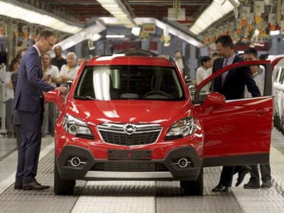 El Rey Felipe VI sube al primer Opel Mokka.