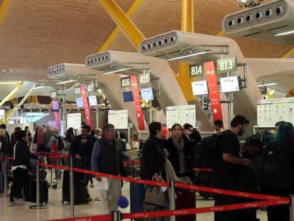 Pasajeros en el aeropuerto de Madrid Barajas.